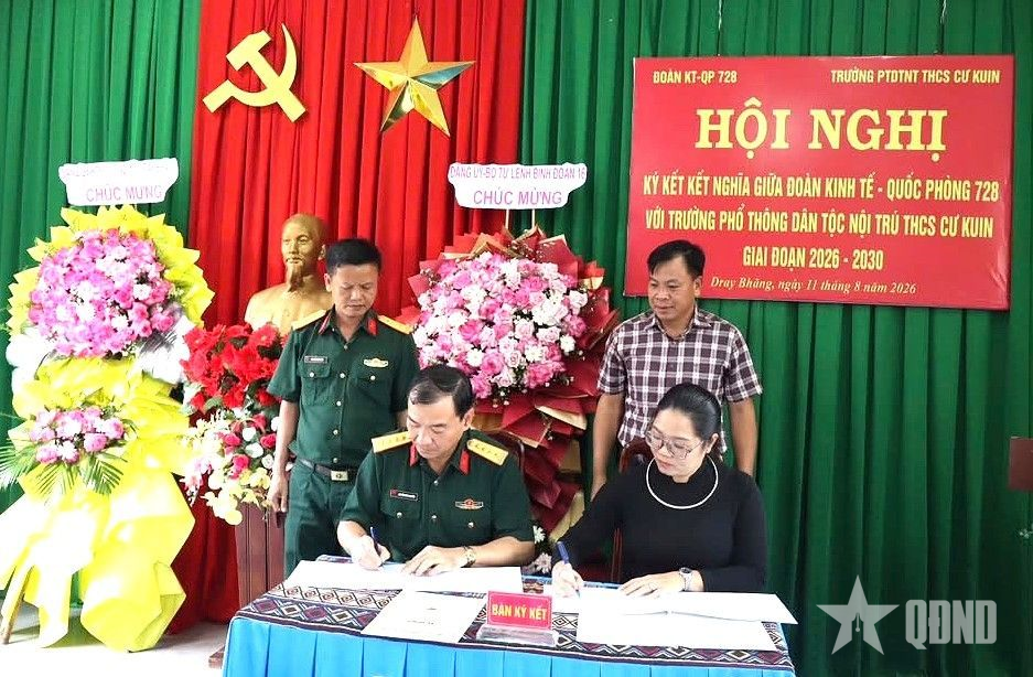Đoàn Kinh tế - Quốc phòng 728: Tăng cường kết nghĩa với trường Phổ thông dân tộc nội trú Cư Kuin 